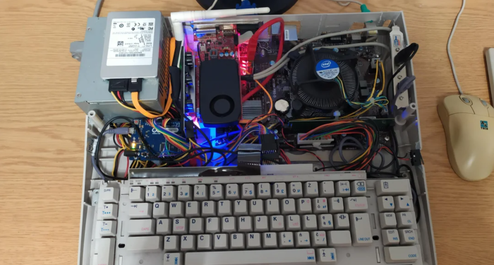 Im Inneren der ehemaligen Schreibmaschine befinden sich ein Mini-ITX-Mainboard und eine dedizierte Grafikkarte, die per Riser-Karte angeschlossen ist. (Bild: Reddit/u/maniek-86)